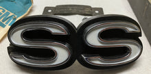 Load image into Gallery viewer, NOS 72 Chevelle SS Grille Emblem 6272090 El Camino SS 1972