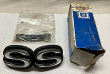 Load image into Gallery viewer, NOS 72 Chevelle SS Grille Emblem 6272090 El Camino SS 1972
