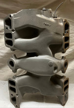 Load image into Gallery viewer, 59 Pontiac Tri Power Intake Manifold 532422 1959 Pontiac Catalina Bonneville