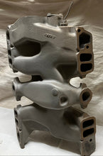 Load image into Gallery viewer, 59 Pontiac Tri Power Intake Manifold 532422 1959 Pontiac Catalina Bonneville